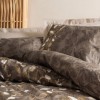 Lenjerie de pat Foresta Bej din bumbac 100% ranforce, brand Cottonbox, cu design floral în tonuri de bej și maro, ideală pentru un decor natural și elegant.