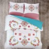 Lenjerie de pat dublu din bumbac 100% ranforce, cu design tradițional multicolor pe fond alb și roz.
