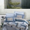 Lenjerie de pat din bumbac ranforce 100% cu model geometric în nuanțe de albastru și gri, decorată cu detalii florale și accente pastelate