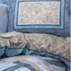 Lenjerie de pat din bumbac ranforce 100% cu model geometric în nuanțe de albastru și gri, decorată cu detalii florale și accente pastelate