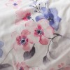 Lenjerie de pat dublu bumbac 100% ranforce Cottonbox Jayda, design floral în nuanțe de roz, alb, violet și gri.