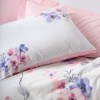 Lenjerie de pat dublu bumbac 100% ranforce Cottonbox Jayda, design floral în nuanțe de roz, alb, violet și gri.