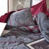 Lenjerie pat dublu bumbac 100% ranforce Cotton Box Jonas Claret Red, design modern în carouri și dungi în roșu închis, gri și alb.