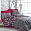 Lenjerie pat dublu bumbac 100% ranforce Cotton Box Jonas Claret Red, design modern în carouri și dungi în roșu închis, gri și alb.