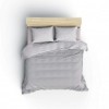 Lenjerie de pat dublu din bumbac 100% ranforce, model Cotton Box Linda Grey, cu imprimeuri florale pastelate și ciucuri eleganți în nuanțe de gri și alb.
