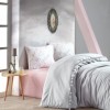 Lenjerie de pat dublu din bumbac 100% ranforce, model Cotton Box Linda Grey, cu imprimeuri florale pastelate și ciucuri eleganți în nuanțe de gri și alb.