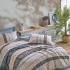 Lenjerie de pat dublu din bumbac 100% ranforce, model Misti Mint, cu design în dungi și motive geometrice în nuanțe de albastru deschis, negru și crem pe fundal crem.