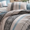 Lenjerie de pat dublu din bumbac 100% ranforce, model Misti Mint, cu design în dungi și motive geometrice în nuanțe de albastru deschis, negru și crem pe fundal crem.