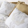 Lenjerie de pat Cottonbox din bumbac 100% ranforce, design regal în muștar și alb, cu motive baroc elegante