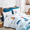 Lenjerie pat dublu bumbac 100% ranforce Cotton Box Neta Blue, design nautic în albastru și alb, cu bărci colorate.