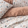 Lenjerie de pat dublu bumbac 100% ranforce Cottonbox Oniks, design abstract în nuanțe de caramel, alb, gri și portocaliu.