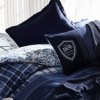 Lenjerie pat dublu bumbac 100% ranforce Cotton Box Pablo Dark Blue, design modern în carouri și dungi în albastru închis, alb și gri.