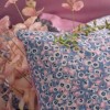 Lenjerie de pat din bumbac 100% ranforce, de la Cotton Box, model Penny Roz, cu design floral delicat în nuanțe de roz și albastru deschis.