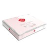 Lenjerie de pat din bumbac ranforce 100% cu model floral și frunze în nuanțe de roz și gri, decorată cu motive grafice delicate și accente feminine