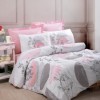 Lenjerie de pat din bumbac ranforce 100% cu model floral și frunze în nuanțe de roz și gri, decorată cu motive grafice delicate și accente feminine