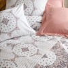 Lenjerie de pat dublu bumbac 100% Ranforce Riva Brown cu design boho-chic în nuanțe de maro și roz pe fundal alb