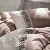 Lenjerie de pat dublu din bumbac 100% ranforce, model Cotton Box Rosinda Beige, cu borduri florale brodate în nuanțe de bej și alb.
