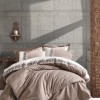 Lenjerie de pat dublu din bumbac 100% ranforce, model Cotton Box Rosinda Beige, cu borduri florale brodate în nuanțe de bej și alb.