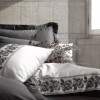 Lenjerie de pat dublu din bumbac 100% ranforce, model Cotton Box Rosinda Grey, cu borduri florale brodate în nuanțe de gri și alb.