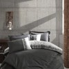 Lenjerie de pat dublu din bumbac 100% ranforce, model Cotton Box Rosinda Grey, cu borduri florale brodate în nuanțe de gri și alb.