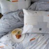 Lenjerie de pat Cottonbox din bumbac 100% ranforce, cu model geometric în nuanțe de gri, galben și portocaliu pe fundal gri deschis