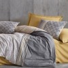 Lenjerie de pat dublu din bumbac 100% ranforce, model Nedra Beige, cu design în dungi și motive geometrice în nuanțe de gri, bej și galben pe fundal bej.
