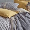 Lenjerie de pat dublu din bumbac 100% ranforce, model Nedra Beige, cu design în dungi și motive geometrice în nuanțe de gri, bej și galben pe fundal bej.