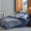 Lenjerie de pat dublu din bumbac 100% ranforce, model Norvin Indigo, cu design în dungi și motive geometrice albastre și albe pe fundal albastru.