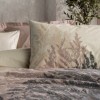Lenjerie pat dublu bumbac 100% ranforce, Cotton Box Lindon Bej, cu imprimeu frunze in nuante de bej si gri, design modern si natural pentru dormitor.