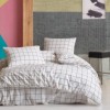 Lenjerie de pat Persegi White din bumbac 100% ranforce, brand Enlora Home, cu design modern în carouri albe și negre, ideală pentru un decor contemporan și stilat.