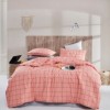 Lenjerie de pat Piga Roz din bumbac 100% ranforce, brand Enlora Home, cu design modern în carouri roz și negre, ideală pentru un decor feminin și contemporan.