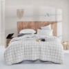 Lenjerie de pat Piga White din bumbac 100% ranforce, brand Enlora Home, cu design modern în carouri alb-negru, ideală pentru un decor minimalist și contemporan.