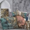 Lenjerie de pat dublu din bumbac 100% ranforce, model Sasa, cu imprimeu marmură verde și accente aurii pentru un decor elegant.