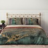 Lenjerie de pat dublu din bumbac 100% ranforce, model Sasa, cu imprimeu marmură verde și accente aurii pentru un decor elegant.