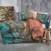 Lenjerie de pat dublu din bumbac 100% ranforce, model Sasa, cu imprimeu marmură verde și accente aurii pentru un decor elegant.