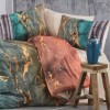 Lenjerie de pat dublu din bumbac 100% ranforce, model Sasa, cu imprimeu marmură verde și accente aurii pentru un decor elegant.