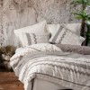 Lenjerie de pat din bumbac ranforce 100% cu model geometric și zig-zag în nuanțe de maro și bej, decorată cu detalii liniate și texturate