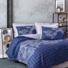 Lenjerie de pat dublu bumbac 100% ranforce Cottonbox Bitsy, design clasic floral alb pe fundal albastru închis.