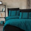 Lenjerie de pat dublu bumbac 100% ranforce Cottonbox Bitter, design modern minimalist în albastru petrol cu detalii negre.