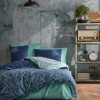 Lenjerie de pat dublu din bumbac 100% ranforce, model Cadee Mint, cu design floral și geometric în nuanțe de albastru marin și mentă pe fundal albastru.