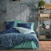 Lenjerie de pat dublu din bumbac 100% ranforce, model Cadee Mint, cu design floral și geometric în nuanțe de albastru marin și mentă pe fundal albastru.