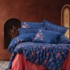 Lenjerie de pat din bumbac 100% ranforce, model Emery Dark Blue, motive florale bogate în nuanțe de albastru, roșu și roz
