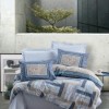 Lenjerie de pat din bumbac ranforce 100% cu model geometric în nuanțe de albastru și gri, decorată cu detalii florale și accente pastelate