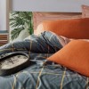 Lenjerie de pat dublu din bumbac 100% ranforce cu design carouri galbene pe fundal gri și dungi portocalii