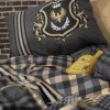 Lenjerie de pat din bumbac ranforce 100% cu model carouri și detalii regale în nuanțe de bej și bleumarin, decorată cu elemente heraldice și motive tradiționale