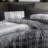 Lenjerie de pat dublu din bumbac 100% ranforce, model Carlos Black, cu design în carouri albe și gri pe fundal negru.