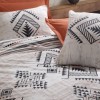 Lenjerie de pat dublu din bumbac 100% ranforce, model Lenuta Cinamon, cu design geometric negru și alb pe fundal alb.