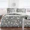Lenjerie de pat TAC cu model floral gri, alb și verde pe fond gri închis, confecționată din mako-satin 100% bumbac