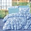 Lenjerie de pat dublu colecția Dream Nazenin Home cu 4 piese și design floral clasic în nuanțe de albastru petrol pe fundal albastru deschis.