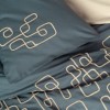 Lenjerie pat dublu bumbac 100% ranforce Cotton Box Kerja Gri, cu broderie geometrică bej pe fundal gri petrol, stil minimalist și modern